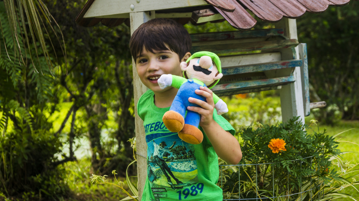 Criança segura seu boneco
