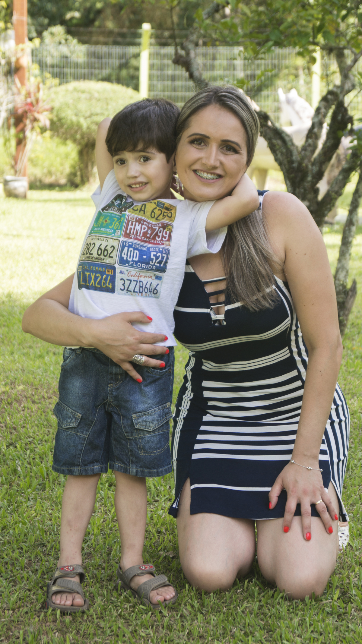 Foto filho e mãe dando abraço