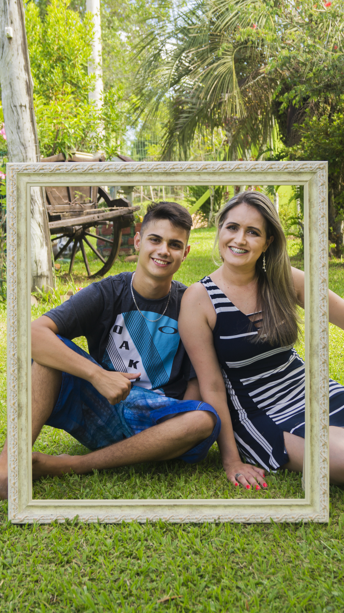 Filho adolescente e mãe sentados na grama