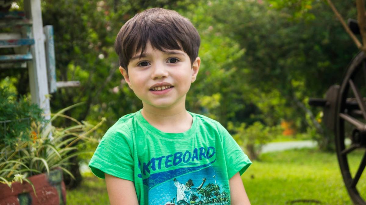 Criança sorrindo para a foto