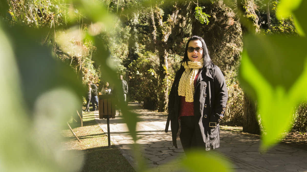Folha fazem uma espécie de moldura para a foto da Tatiane