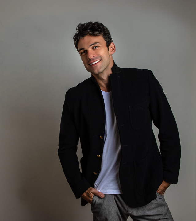 foto modelo de casaco em estúdio, ele esta sorrindo