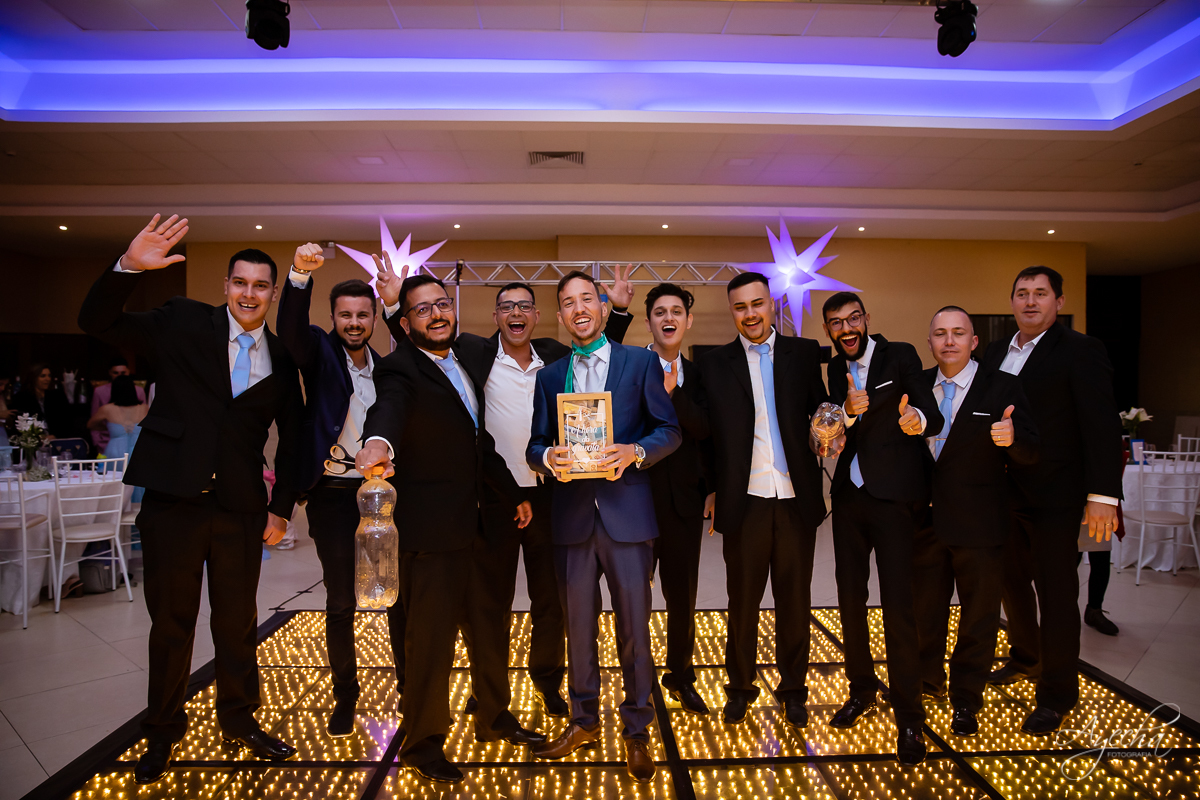 making of noivo curitiba; casamento curitiba; casamento santuário sagrado coração; casamento salão acqua eventos; fotografo de casamento curitiba; vestido de noiva curitiba; london noivas; maquiagem de noiva; carro da noiva; 