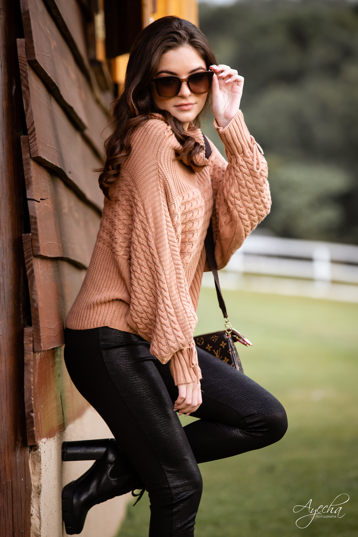 Chácara Sentinela; Ensaios em Curitiba, Ensaio com cavalo curitiba; lugar para fazer ensaio curitiba; fotografos curitiba; fotos celeiro; fotografos colombo; ensaio de debutante curitiba; 15 anos curitiba; book 15 anos curitiba; 