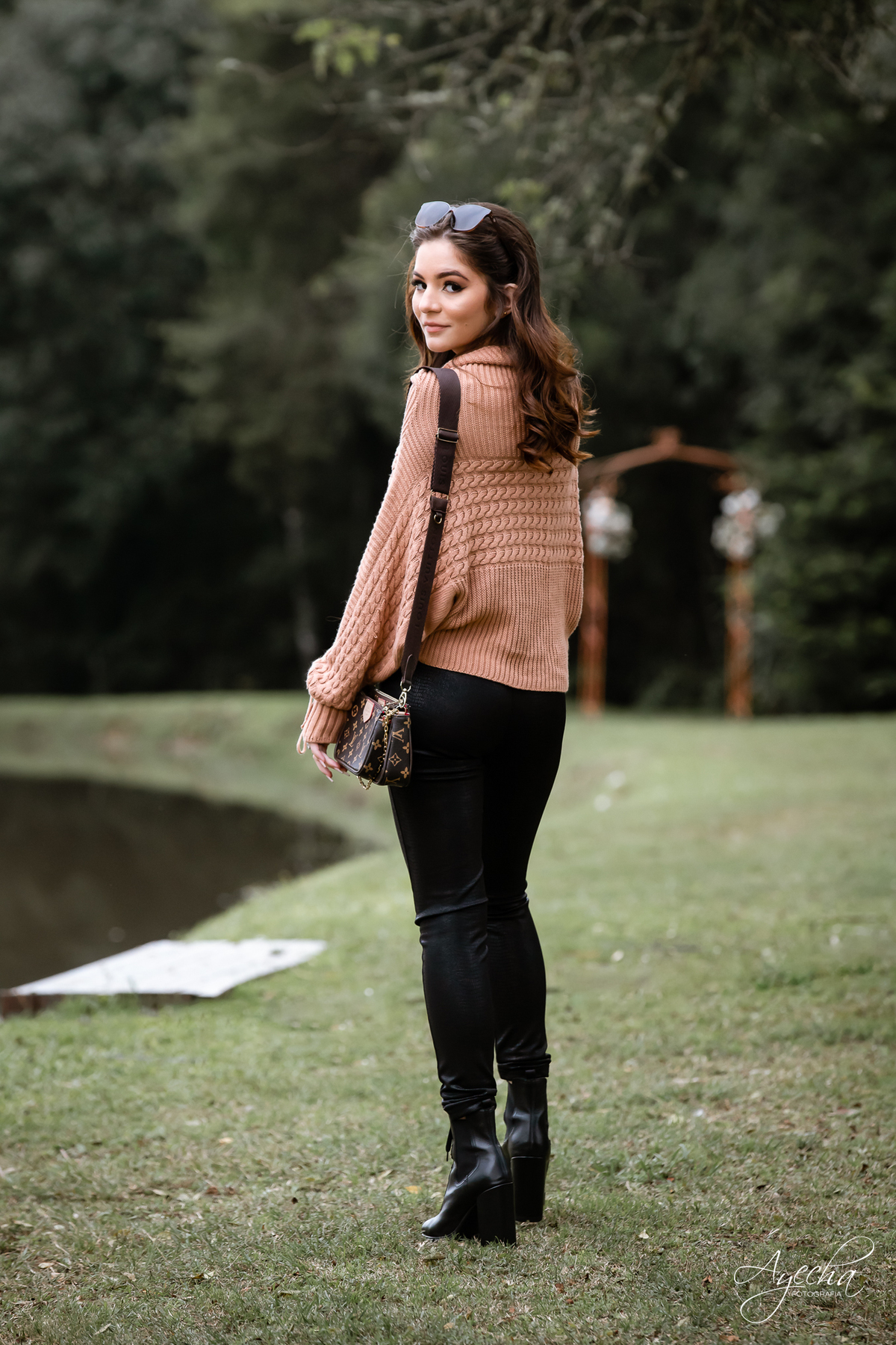 Chácara Sentinela; Ensaios em Curitiba, Ensaio com cavalo curitiba; lugar para fazer ensaio curitiba; fotografos curitiba; fotos celeiro; fotografos colombo; ensaio de debutante curitiba; 15 anos curitiba; book 15 anos curitiba; 