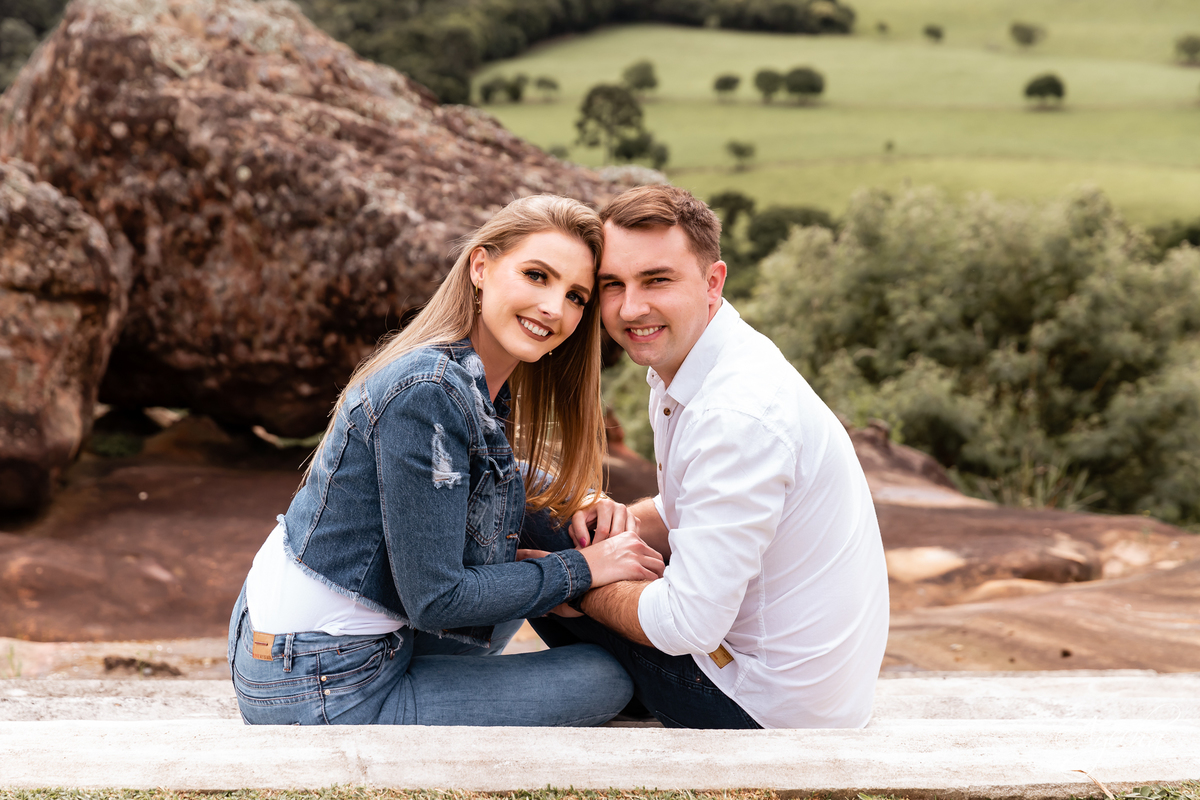 Ensaio pre wedding; ensaio de casal; ensaios curitiba; fotografos de casamento; fotografia de casamento; vestido para ensaio fotográfico; recanto das pedras fotos; fotografos curitiba; melhores fotografos de casamento curitiba; top 10 fotografos; 