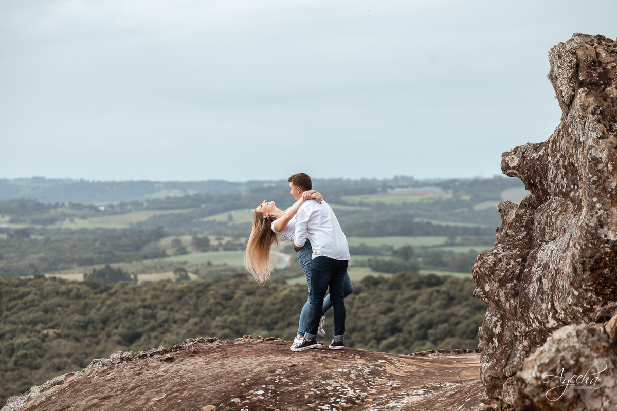 Ensaio pre wedding; ensaio de casal; ensaios curitiba; fotografos de casamento; fotografia de casamento; vestido para ensaio fotográfico; recanto das pedras fotos; fotografos curitiba; melhores fotografos de casamento curitiba; top 10 fotografos; 