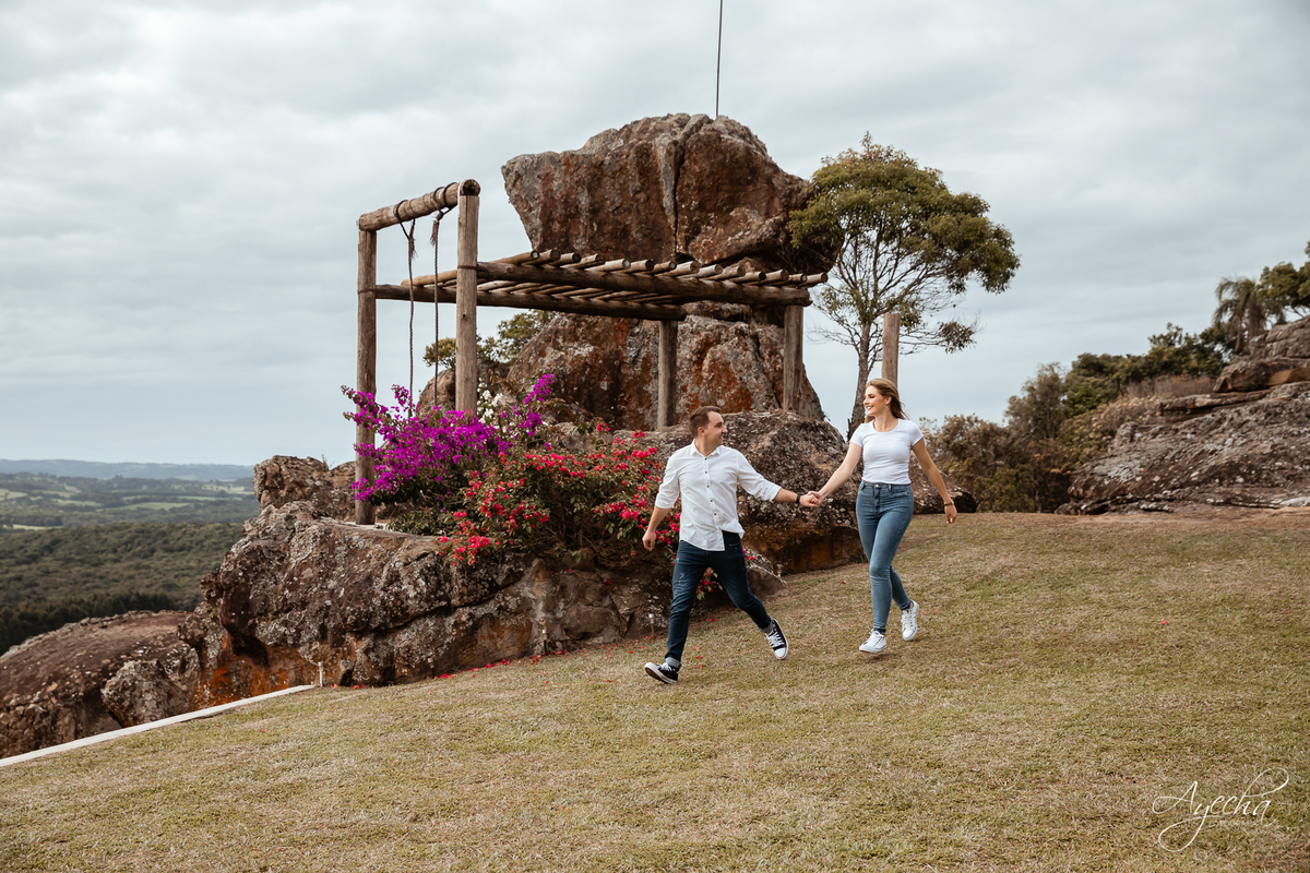 Ensaio pre wedding; ensaio de casal; ensaios curitiba; fotografos de casamento; fotografia de casamento; vestido para ensaio fotográfico; recanto das pedras fotos; fotografos curitiba; melhores fotografos de casamento curitiba; top 10 fotografos; 