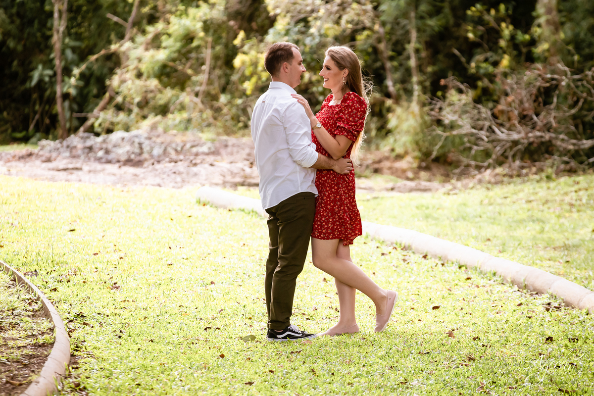 Ensaio pre wedding; ensaio de casal; ensaios curitiba; fotografos de casamento; fotografia de casamento; vestido para ensaio fotográfico; recanto das pedras fotos; fotografos curitiba; melhores fotografos de casamento curitiba; top 10 fotografos; 