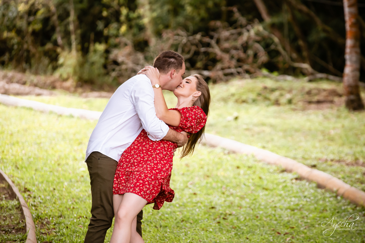 Ensaio pre wedding; ensaio de casal; ensaios curitiba; fotografos de casamento; fotografia de casamento; vestido para ensaio fotográfico; recanto das pedras fotos; fotografos curitiba; melhores fotografos de casamento curitiba; top 10 fotografos; 