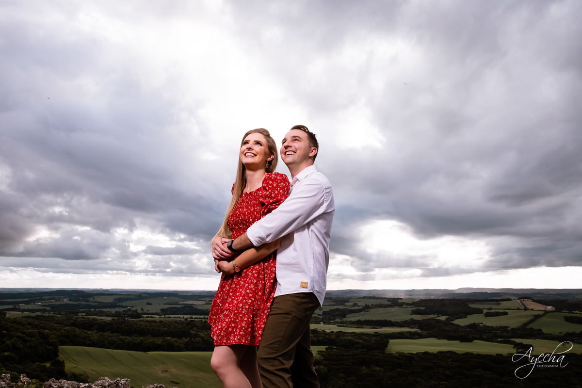 Ensaio pre wedding; ensaio de casal; ensaios curitiba; fotografos de casamento; fotografia de casamento; vestido para ensaio fotográfico; recanto das pedras fotos; fotografos curitiba; melhores fotografos de casamento curitiba; top 10 fotografos; 
