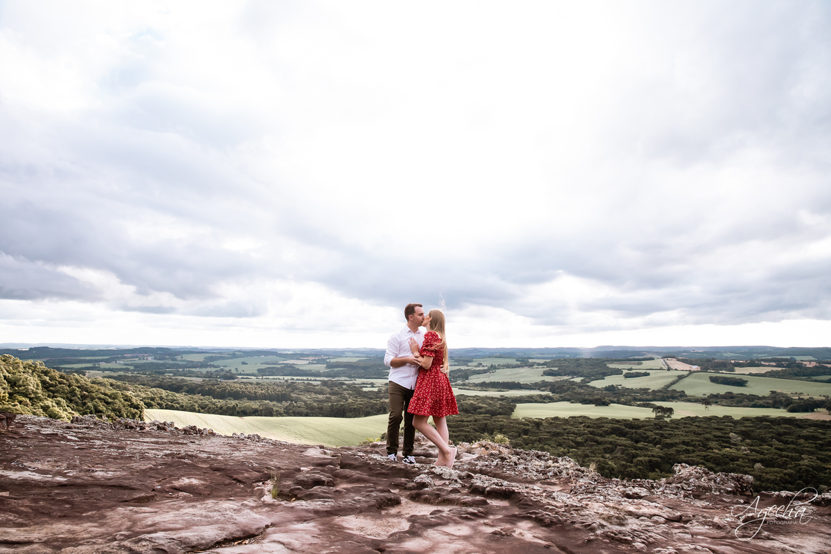 Ensaio pre wedding; ensaio de casal; ensaios curitiba; fotografos de casamento; fotografia de casamento; vestido para ensaio fotográfico; recanto das pedras fotos; fotografos curitiba; melhores fotografos de casamento curitiba; top 10 fotografos; 