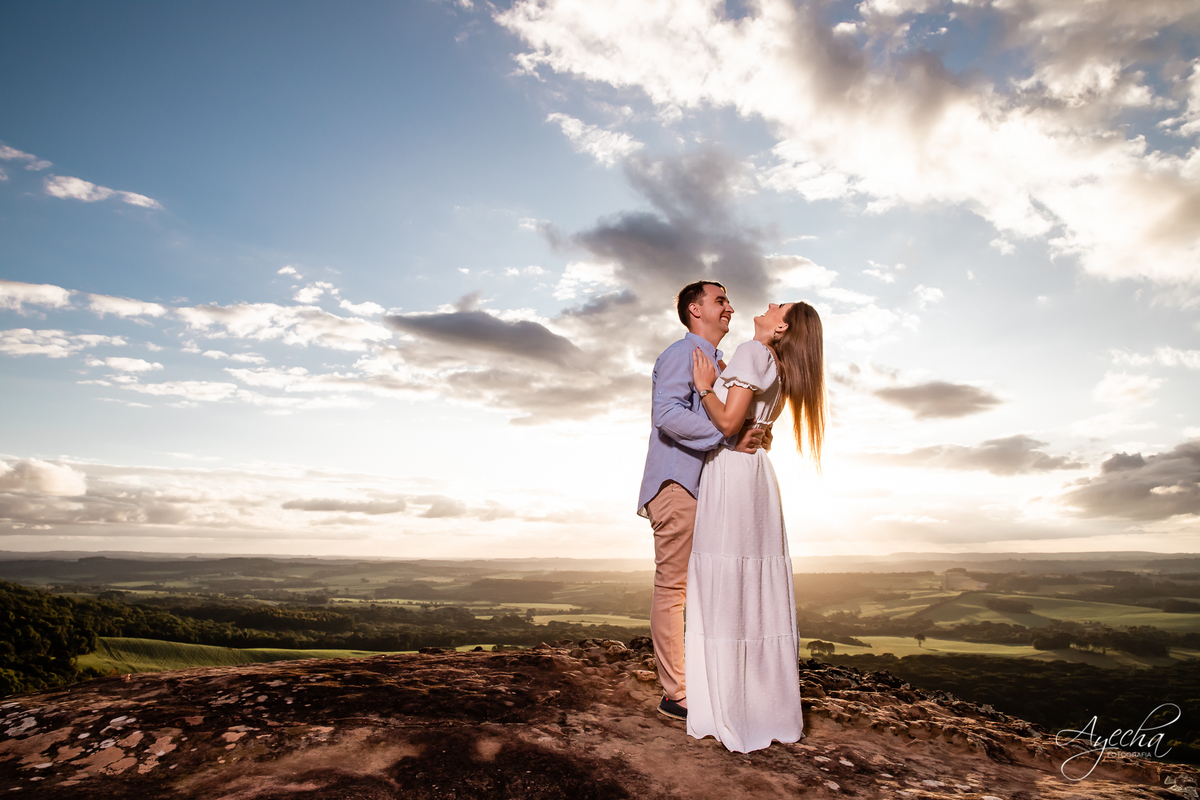 Ensaio pre wedding; ensaio de casal; ensaios curitiba; fotografos de casamento; fotografia de casamento; vestido para ensaio fotográfico; recanto das pedras fotos; fotografos curitiba; melhores fotografos de casamento curitiba; top 10 fotografos; 