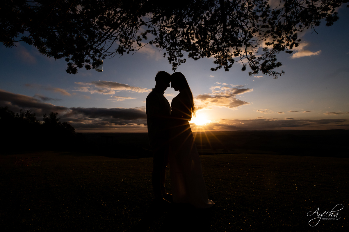 Ensaio pre wedding; ensaio de casal; ensaios curitiba; fotografos de casamento; fotografia de casamento; vestido para ensaio fotográfico; recanto das pedras fotos; fotografos curitiba; melhores fotografos de casamento curitiba; top 10 fotografos; 