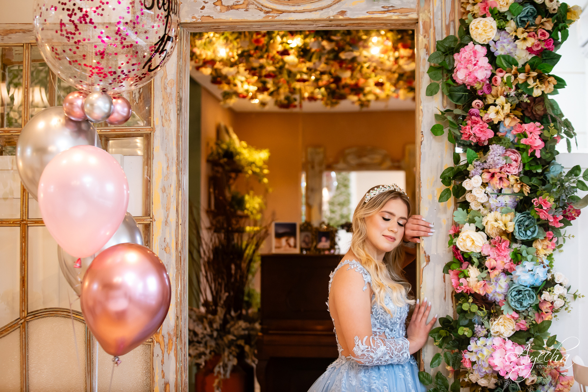 ensaios curitiba; 15 anos curitiba; debutantes curitiba; ensaio de 15 anos; ensaio de debutante; fotografos curitiba; ideias para ensaio de debutante; ensaio na cafeteria; confeitaria curitiba; goodies bakery; vestido de debutante curitiba;