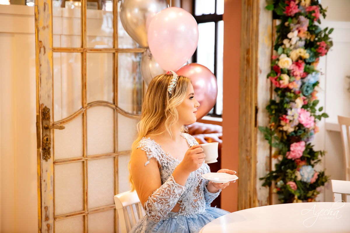 ensaios curitiba; 15 anos curitiba; debutantes curitiba; ensaio de 15 anos; ensaio de debutante; fotografos curitiba; ideias para ensaio de debutante; ensaio na cafeteria; confeitaria curitiba; goodies bakery; vestido de debutante curitiba;