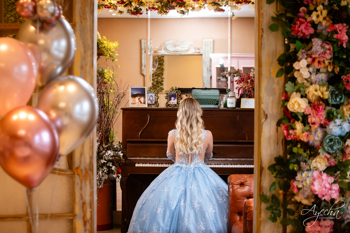ensaios curitiba; 15 anos curitiba; debutantes curitiba; ensaio de 15 anos; ensaio de debutante; fotografos curitiba; ideias para ensaio de debutante; ensaio na cafeteria; confeitaria curitiba; goodies bakery; vestido de debutante curitiba;