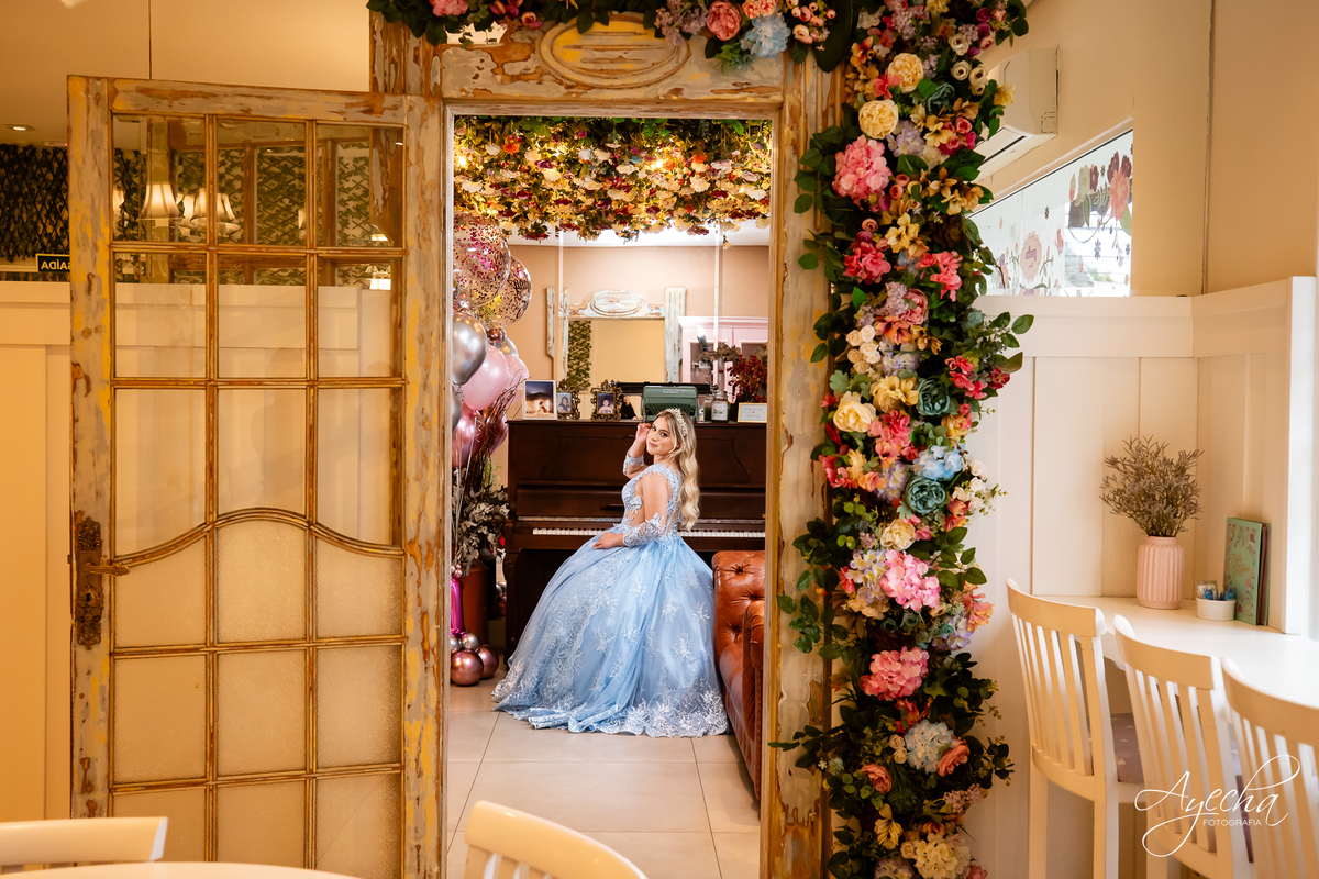 ensaios curitiba; 15 anos curitiba; debutantes curitiba; ensaio de 15 anos; ensaio de debutante; fotografos curitiba; ideias para ensaio de debutante; ensaio na cafeteria; confeitaria curitiba; goodies bakery; vestido de debutante curitiba;