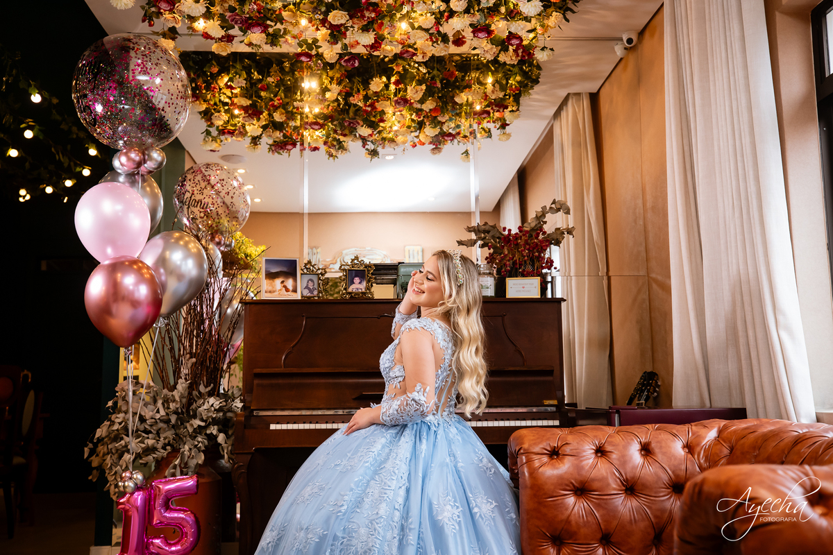 ensaios curitiba; 15 anos curitiba; debutantes curitiba; ensaio de 15 anos; ensaio de debutante; fotografos curitiba; ideias para ensaio de debutante; ensaio na cafeteria; confeitaria curitiba; goodies bakery; vestido de debutante curitiba;