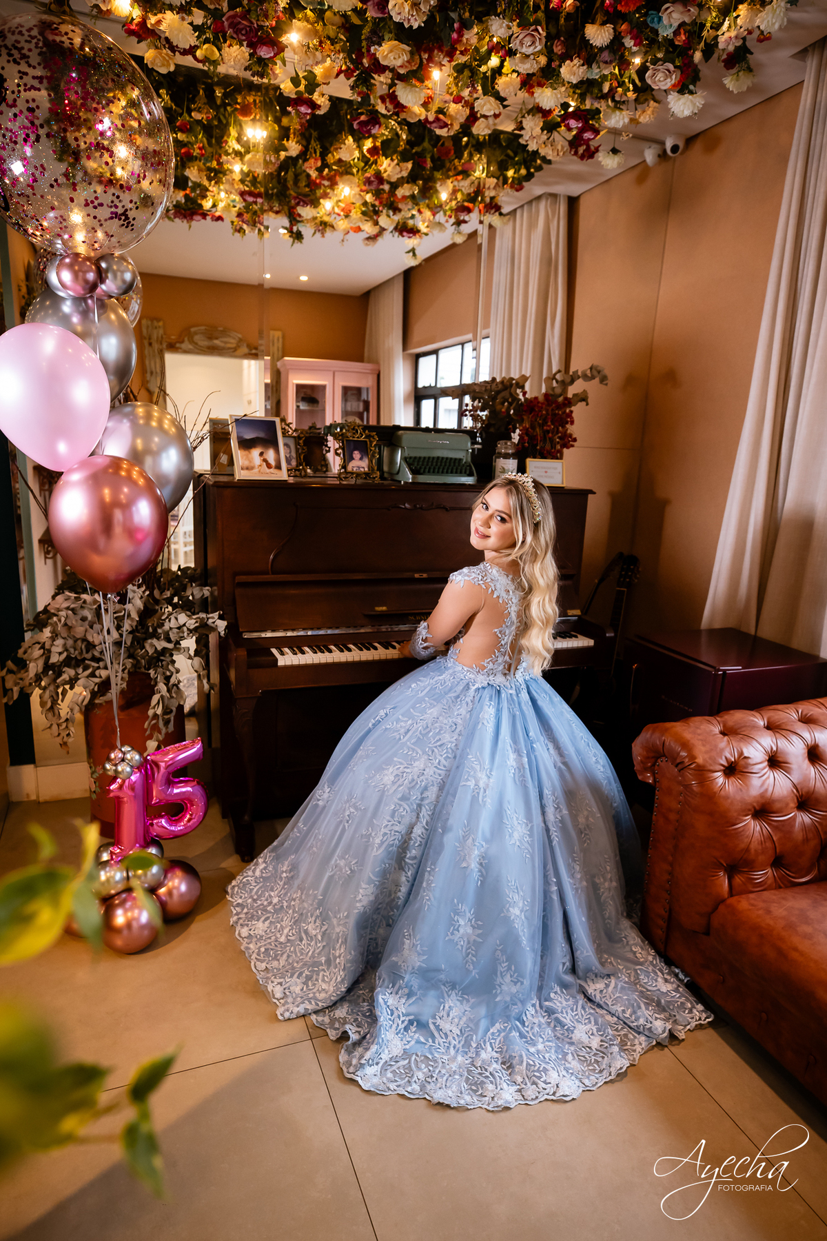 ensaios curitiba; 15 anos curitiba; debutantes curitiba; ensaio de 15 anos; ensaio de debutante; fotografos curitiba; ideias para ensaio de debutante; ensaio na cafeteria; confeitaria curitiba; goodies bakery; vestido de debutante curitiba;