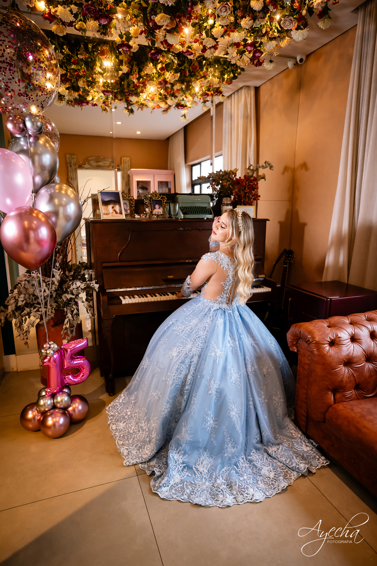 ensaios curitiba; 15 anos curitiba; debutantes curitiba; ensaio de 15 anos; ensaio de debutante; fotografos curitiba; ideias para ensaio de debutante; ensaio na cafeteria; confeitaria curitiba; goodies bakery; vestido de debutante curitiba;