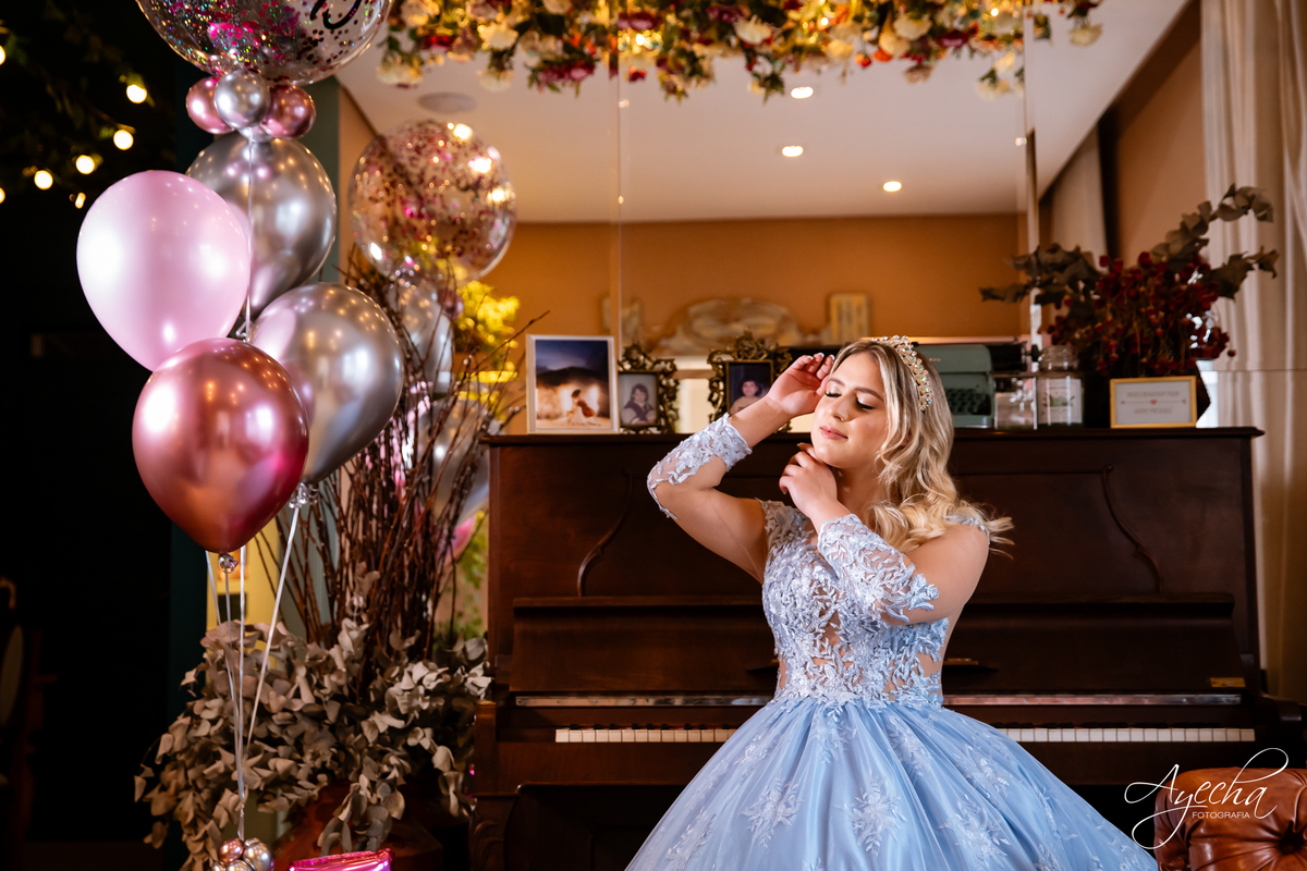 ensaios curitiba; 15 anos curitiba; debutantes curitiba; ensaio de 15 anos; ensaio de debutante; fotografos curitiba; ideias para ensaio de debutante; ensaio na cafeteria; confeitaria curitiba; goodies bakery; vestido de debutante curitiba;