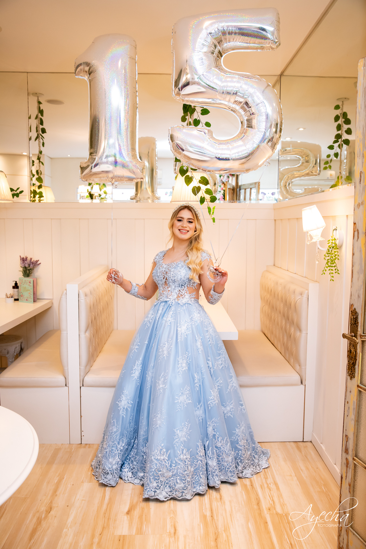 ensaios curitiba; 15 anos curitiba; debutantes curitiba; ensaio de 15 anos; ensaio de debutante; fotografos curitiba; ideias para ensaio de debutante; ensaio na cafeteria; confeitaria curitiba; goodies bakery; vestido de debutante curitiba;