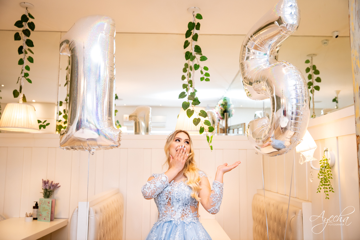 ensaios curitiba; 15 anos curitiba; debutantes curitiba; ensaio de 15 anos; ensaio de debutante; fotografos curitiba; ideias para ensaio de debutante; ensaio na cafeteria; confeitaria curitiba; goodies bakery; vestido de debutante curitiba;