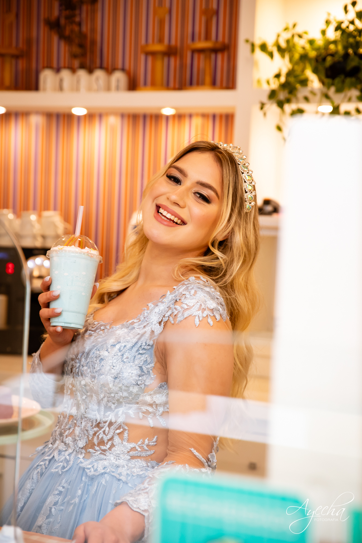 ensaios curitiba; 15 anos curitiba; debutantes curitiba; ensaio de 15 anos; ensaio de debutante; fotografos curitiba; ideias para ensaio de debutante; ensaio na cafeteria; confeitaria curitiba; goodies bakery; vestido de debutante curitiba;