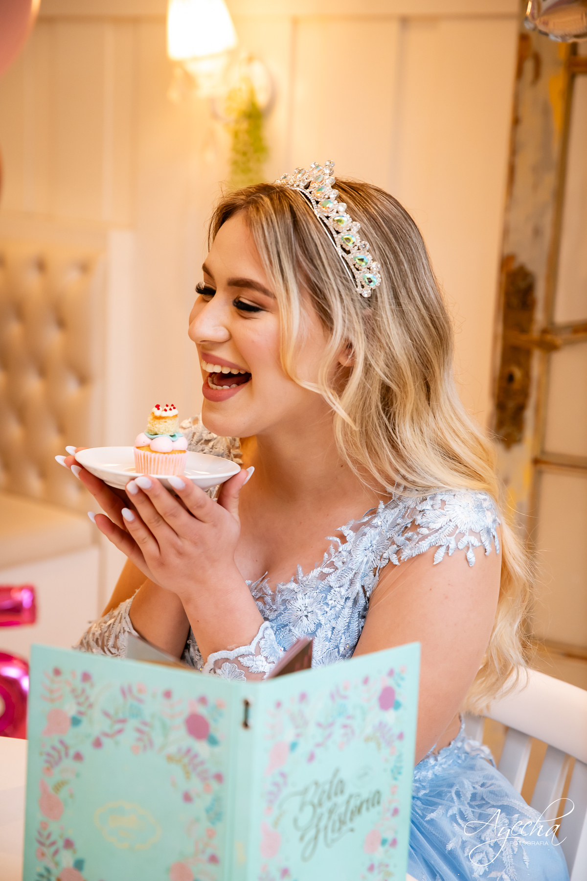 ensaios curitiba; 15 anos curitiba; debutantes curitiba; ensaio de 15 anos; ensaio de debutante; fotografos curitiba; ideias para ensaio de debutante; ensaio na cafeteria; confeitaria curitiba; goodies bakery; vestido de debutante curitiba;