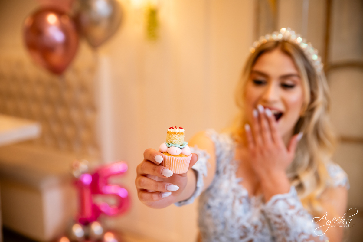 ensaios curitiba; 15 anos curitiba; debutantes curitiba; ensaio de 15 anos; ensaio de debutante; fotografos curitiba; ideias para ensaio de debutante; ensaio na cafeteria; confeitaria curitiba; goodies bakery; vestido de debutante curitiba;