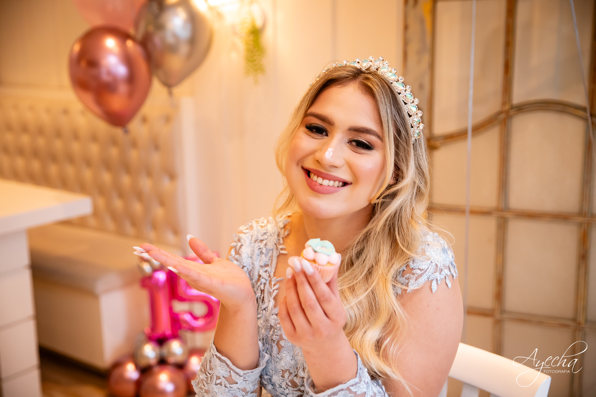 ensaios curitiba; 15 anos curitiba; debutantes curitiba; ensaio de 15 anos; ensaio de debutante; fotografos curitiba; ideias para ensaio de debutante; ensaio na cafeteria; confeitaria curitiba; goodies bakery; vestido de debutante curitiba;