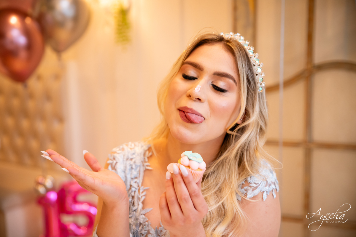 ensaios curitiba; 15 anos curitiba; debutantes curitiba; ensaio de 15 anos; ensaio de debutante; fotografos curitiba; ideias para ensaio de debutante; ensaio na cafeteria; confeitaria curitiba; goodies bakery; vestido de debutante curitiba;