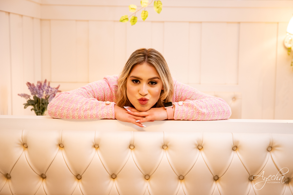 ensaios curitiba; 15 anos curitiba; debutantes curitiba; ensaio de 15 anos; ensaio de debutante; fotografos curitiba; ideias para ensaio de debutante; ensaio na cafeteria; confeitaria curitiba; goodies bakery; vestido de debutante curitiba;