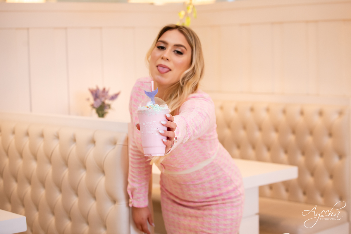 ensaios curitiba; 15 anos curitiba; debutantes curitiba; ensaio de 15 anos; ensaio de debutante; fotografos curitiba; ideias para ensaio de debutante; ensaio na cafeteria; confeitaria curitiba; goodies bakery; vestido de debutante curitiba;