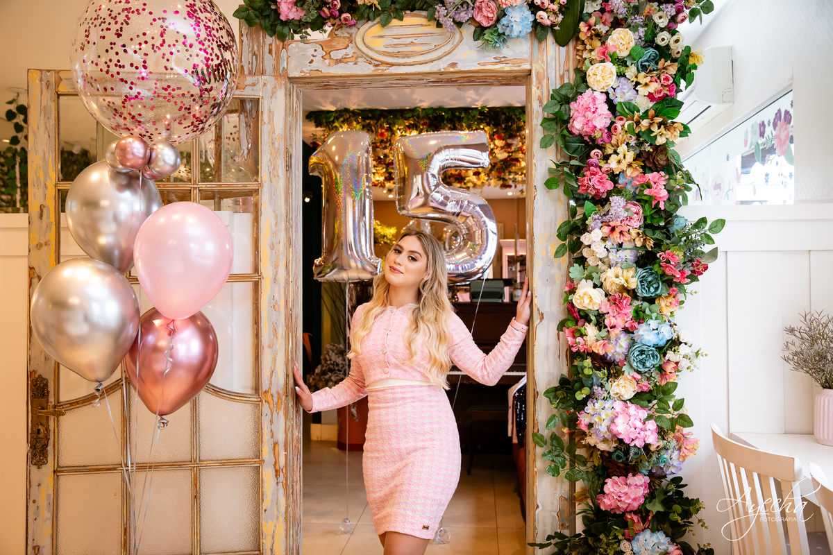 ensaios curitiba; 15 anos curitiba; debutantes curitiba; ensaio de 15 anos; ensaio de debutante; fotografos curitiba; ideias para ensaio de debutante; ensaio na cafeteria; confeitaria curitiba; goodies bakery; vestido de debutante curitiba;