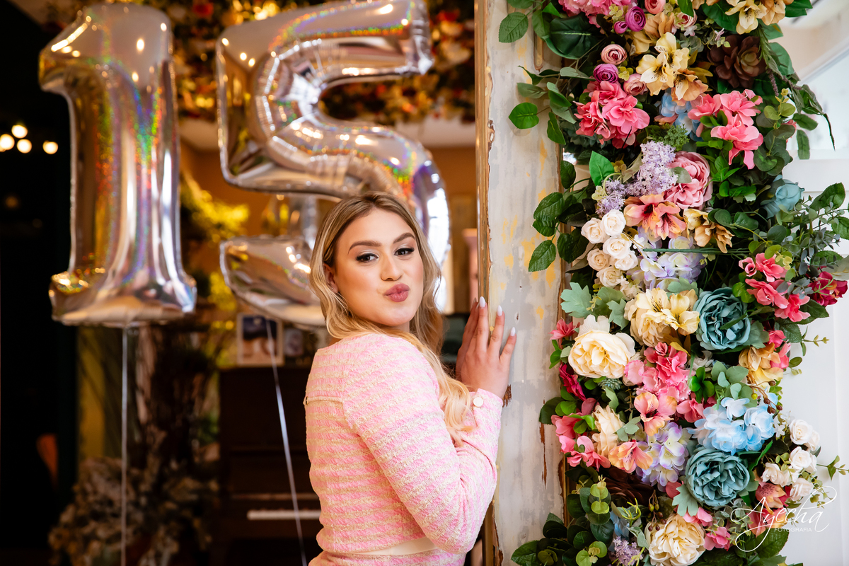 ensaios curitiba; 15 anos curitiba; debutantes curitiba; ensaio de 15 anos; ensaio de debutante; fotografos curitiba; ideias para ensaio de debutante; ensaio na cafeteria; confeitaria curitiba; goodies bakery; vestido de debutante curitiba;