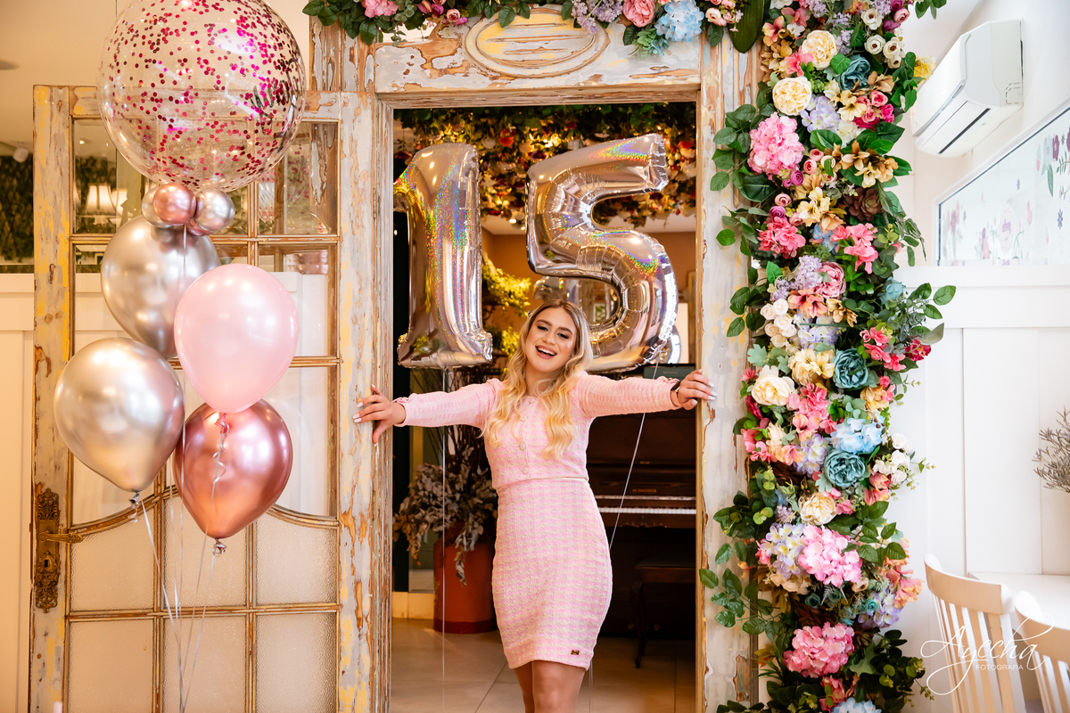 ensaios curitiba; 15 anos curitiba; debutantes curitiba; ensaio de 15 anos; ensaio de debutante; fotografos curitiba; ideias para ensaio de debutante; ensaio na cafeteria; confeitaria curitiba; goodies bakery; vestido de debutante curitiba;