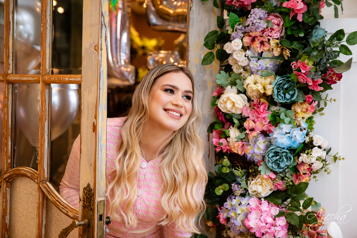 ensaios curitiba; 15 anos curitiba; debutantes curitiba; ensaio de 15 anos; ensaio de debutante; fotografos curitiba; ideias para ensaio de debutante; ensaio na cafeteria; confeitaria curitiba; goodies bakery; vestido de debutante curitiba;