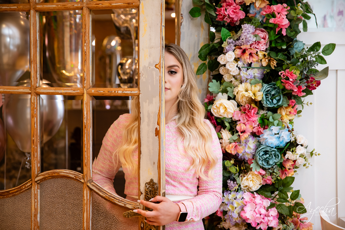 ensaios curitiba; 15 anos curitiba; debutantes curitiba; ensaio de 15 anos; ensaio de debutante; fotografos curitiba; ideias para ensaio de debutante; ensaio na cafeteria; confeitaria curitiba; goodies bakery; vestido de debutante curitiba;