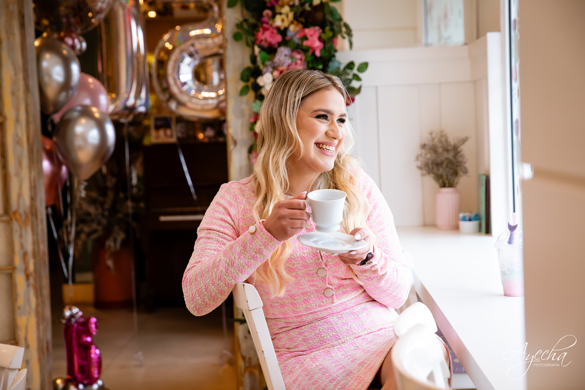 ensaios curitiba; 15 anos curitiba; debutantes curitiba; ensaio de 15 anos; ensaio de debutante; fotografos curitiba; ideias para ensaio de debutante; ensaio na cafeteria; confeitaria curitiba; goodies bakery; vestido de debutante curitiba;