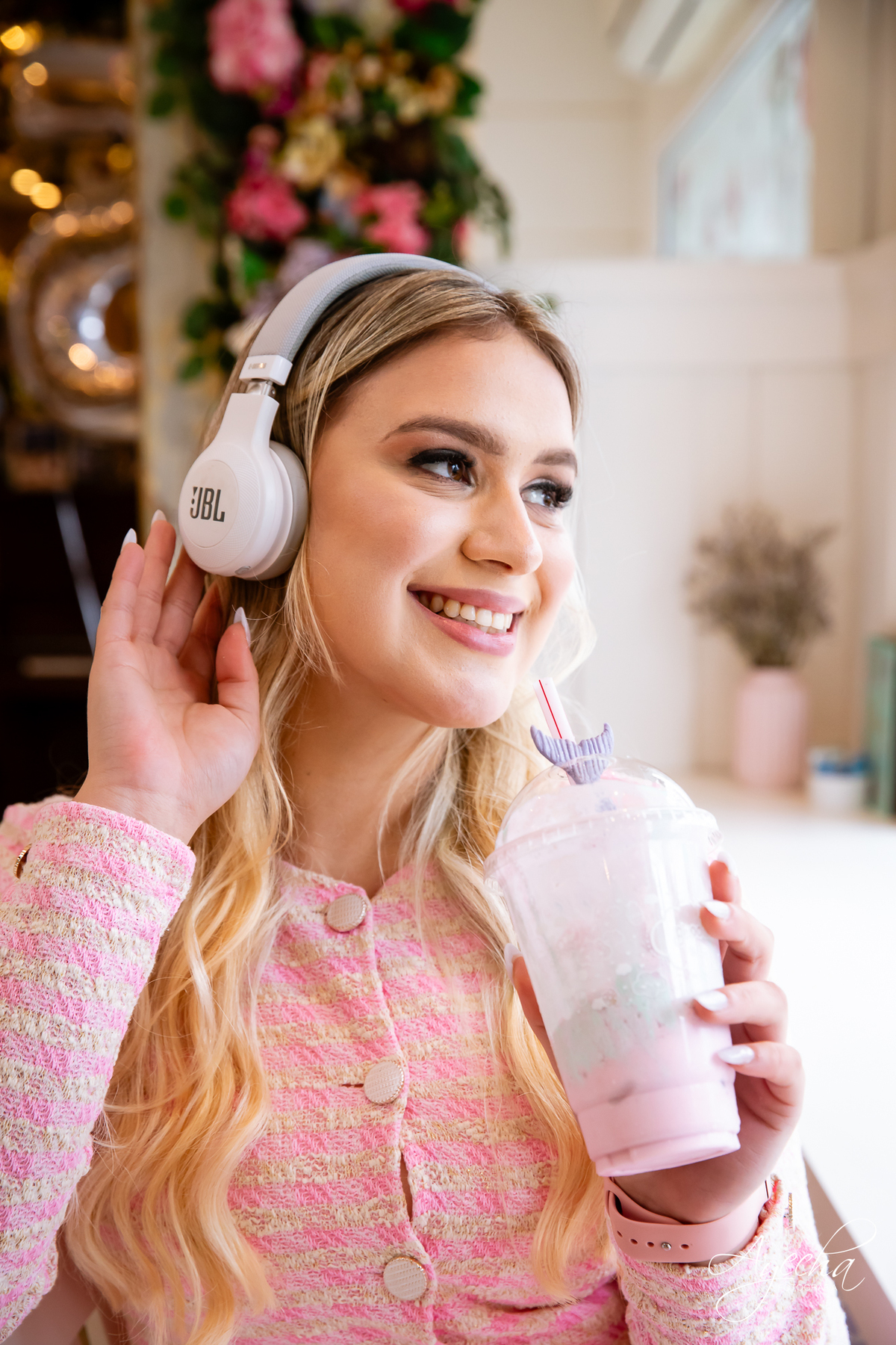 ensaios curitiba; 15 anos curitiba; debutantes curitiba; ensaio de 15 anos; ensaio de debutante; fotografos curitiba; ideias para ensaio de debutante; ensaio na cafeteria; confeitaria curitiba; goodies bakery; vestido de debutante curitiba;