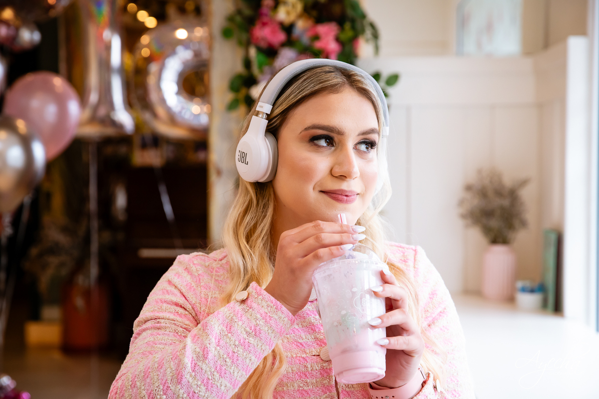 ensaios curitiba; 15 anos curitiba; debutantes curitiba; ensaio de 15 anos; ensaio de debutante; fotografos curitiba; ideias para ensaio de debutante; ensaio na cafeteria; confeitaria curitiba; goodies bakery; vestido de debutante curitiba;