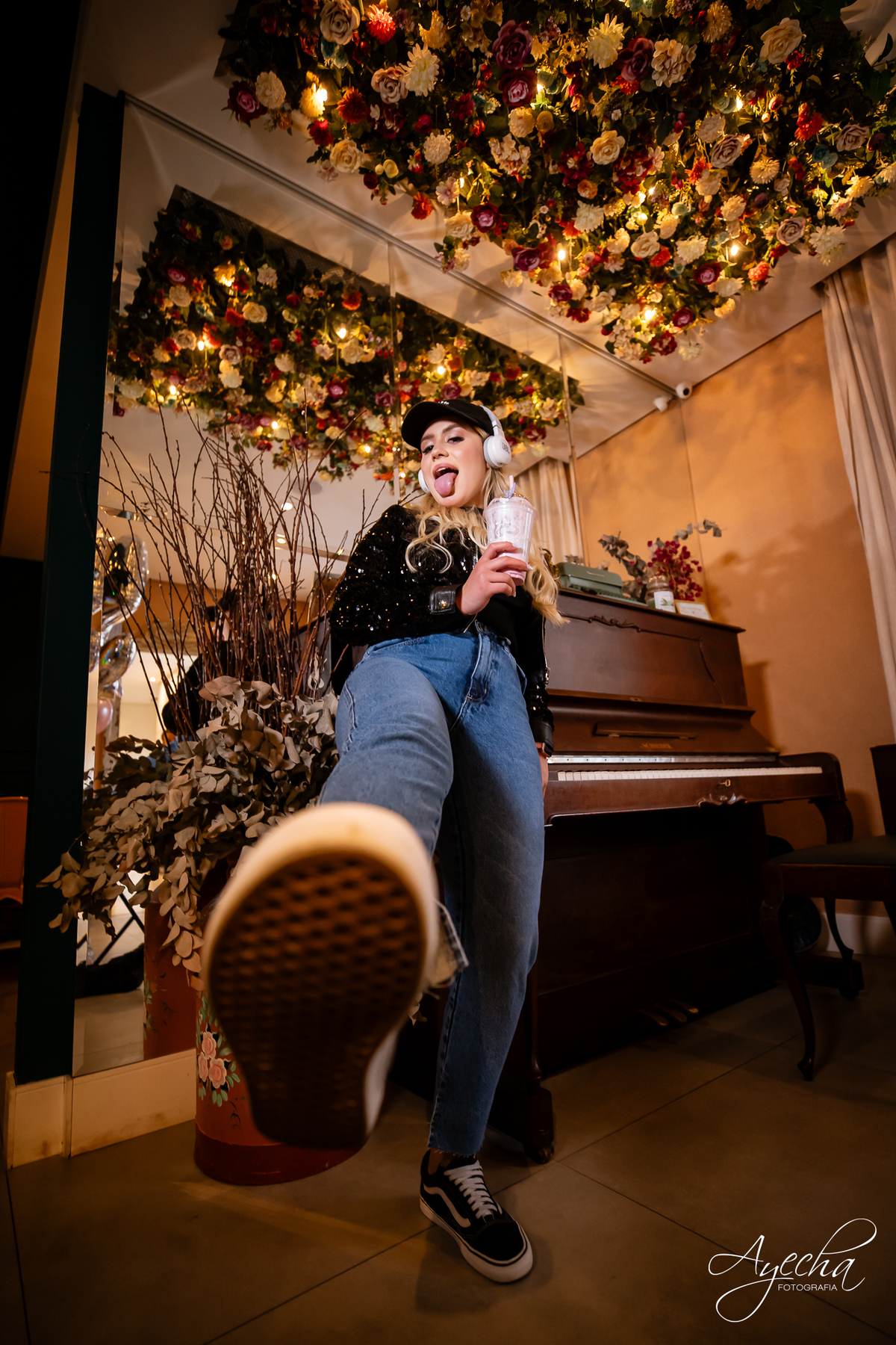 ensaios curitiba; 15 anos curitiba; debutantes curitiba; ensaio de 15 anos; ensaio de debutante; fotografos curitiba; ideias para ensaio de debutante; ensaio na cafeteria; confeitaria curitiba; goodies bakery; vestido de debutante curitiba;