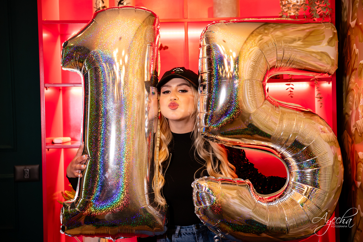 ensaios curitiba; 15 anos curitiba; debutantes curitiba; ensaio de 15 anos; ensaio de debutante; fotografos curitiba; ideias para ensaio de debutante; ensaio na cafeteria; confeitaria curitiba; goodies bakery; vestido de debutante curitiba;