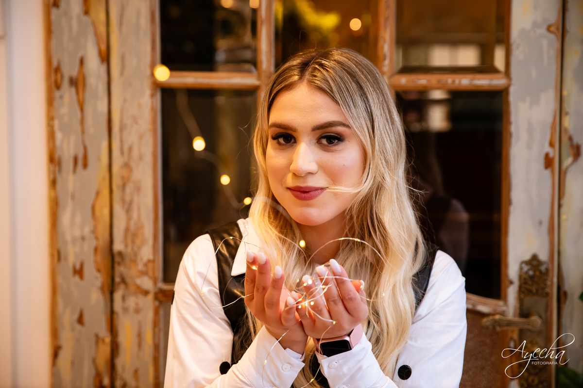 ensaios curitiba; 15 anos curitiba; debutantes curitiba; ensaio de 15 anos; ensaio de debutante; fotografos curitiba; ideias para ensaio de debutante; ensaio na cafeteria; confeitaria curitiba; goodies bakery; vestido de debutante curitiba;