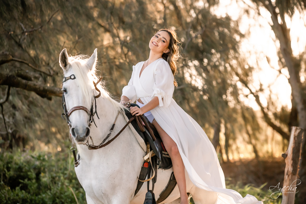 Ensaio de debutante; ensaio com cavalos; debutantes; 15 anos; cavalo; castelo do batel, dreamland; cerezzo eventos; central hall; florianópolis; haras ype; 15 anos curitiba; festa de 15 anos; vestido de debutante; castello reale; Palacio Italia;