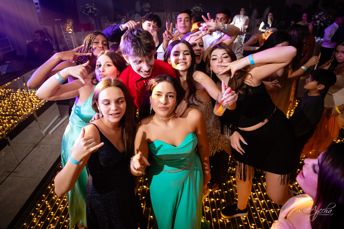 Ateliê Priscila Bonatto; Debutantes Curitiba; Vestido de Debutante Curitiba; 15 anos Curitiba; Castelo do Batel; Spot 105 Eventos; Espaço Dreamland; Buffet Original - Espaço Rotary Club; Ensaio debutante Curitiba; Angela Gramazzio; Studio One; Teens