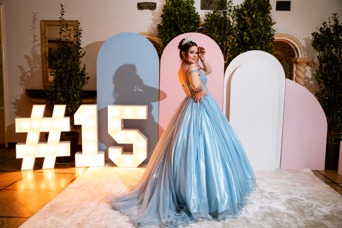 15 anos Curitiba; Debutantes Curitiba; Fotógrafo de 15 anos Curitiba; Sociedade Thalia Eventos; Vandreia Soares Produtora; Festa de 15 anos Thalia; Fabi Guedes 15 anos; Vestido de Debutante Curitiba; Salão Eventos 15 anos Curitiba; Debutar Curitiba