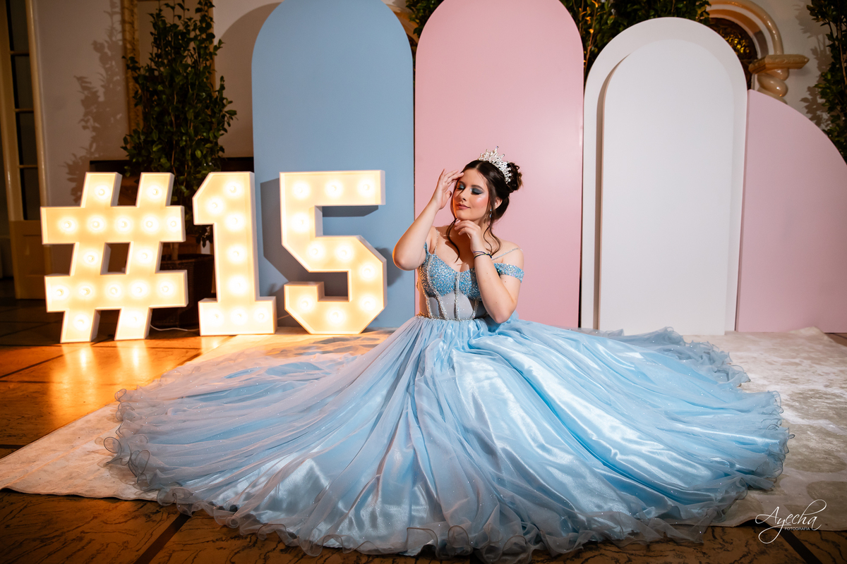 15 anos Curitiba; Debutantes Curitiba; Fotógrafo de 15 anos Curitiba; Sociedade Thalia Eventos; Vandreia Soares Produtora; Festa de 15 anos Thalia; Fabi Guedes 15 anos; Vestido de Debutante Curitiba; Salão Eventos 15 anos Curitiba; Debutar Curitiba